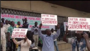 Membres du Cercle des Démocrates et Républicain du Congo demandant la demission du Gouvernement en 2013